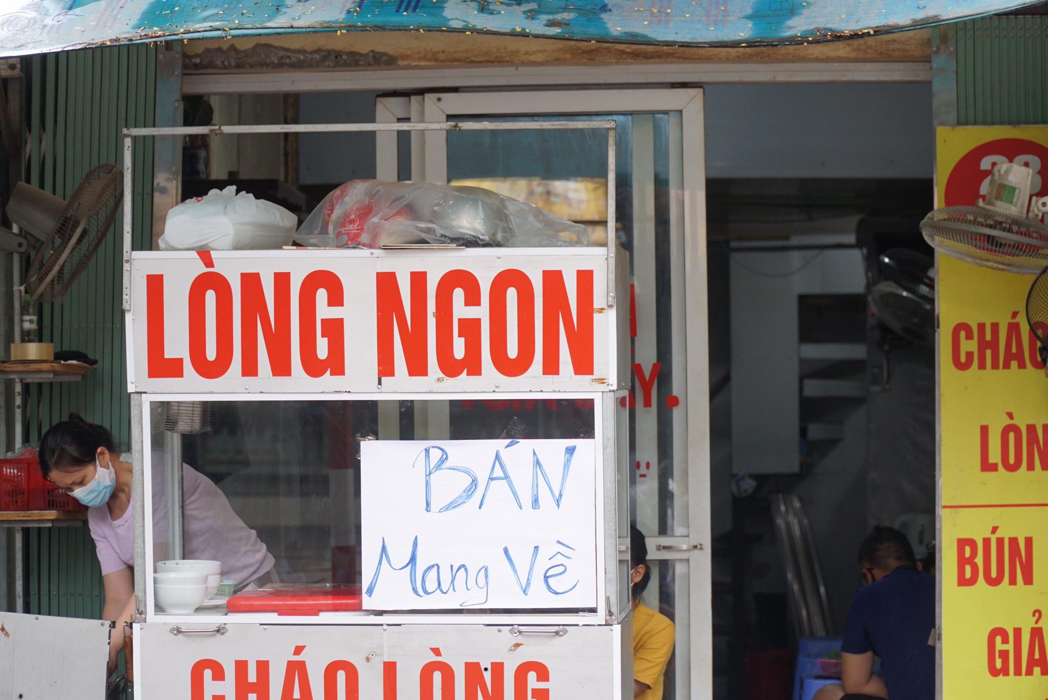 CLIP: H&agrave;ng qu&aacute;n H&agrave; Nội đồng loạt dừng hoạt động, chỉ b&aacute;n mang về - Ảnh 9.