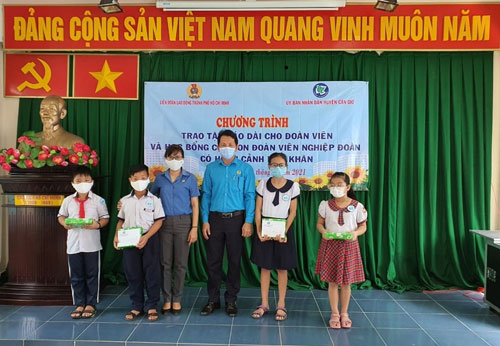 Động viên con đoàn viên khó khăn đến lớp - Ảnh 1.