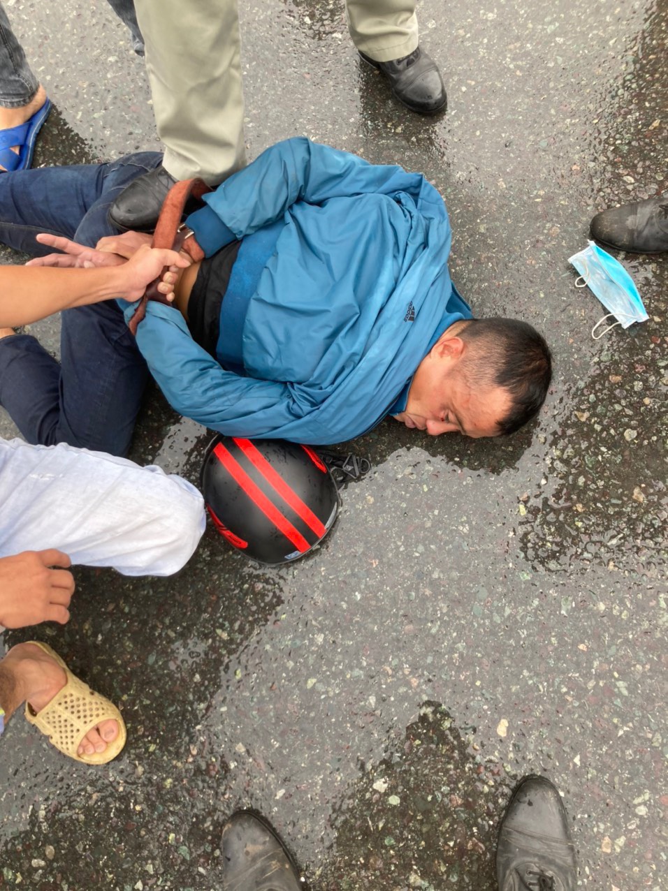 Kẻ giật điện thoại bị người đi đường đạp ngã trước Khu công nghiệp Sóng Thần - Ảnh 2.