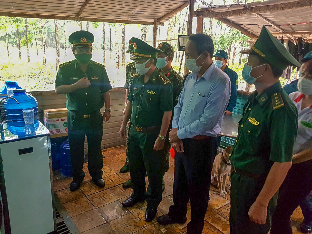 Động viên cán bộ, chiến sĩ đang thực hiện nhiệm vụ "kép" ở biên cương