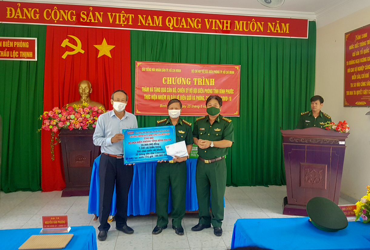 Động viên cán bộ, chiến sĩ đang thực hiện nhiệm vụ kép ở biên cương - Ảnh 2.
