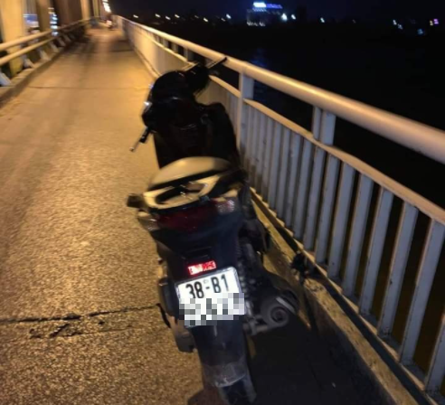 Để lại xe SH tr&ecirc;n cầu, thầy gi&aacute;o nghi nhảy xuống s&ocirc;ng tự tử - Ảnh 1.