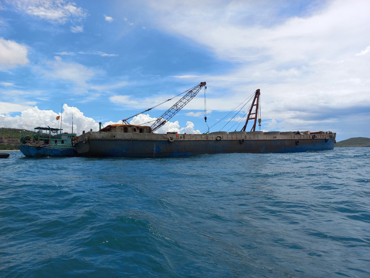 Tàu chở 1.500 tấn tro bay "mất tích" vì sợ nguy hiểm?