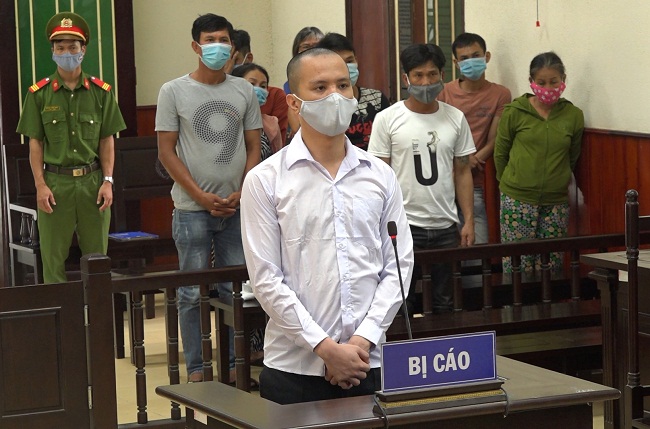Bị chửi vì đòi tiền, thanh niên mang dao đến quán nhậu truy sát con nợ