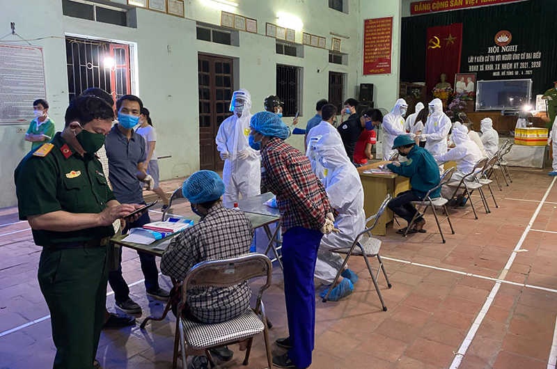 Bùng phát ổ dịch 17 ca mắc trong 1 đêm, bí thư và chủ tịch xã bị đình chỉ công tác