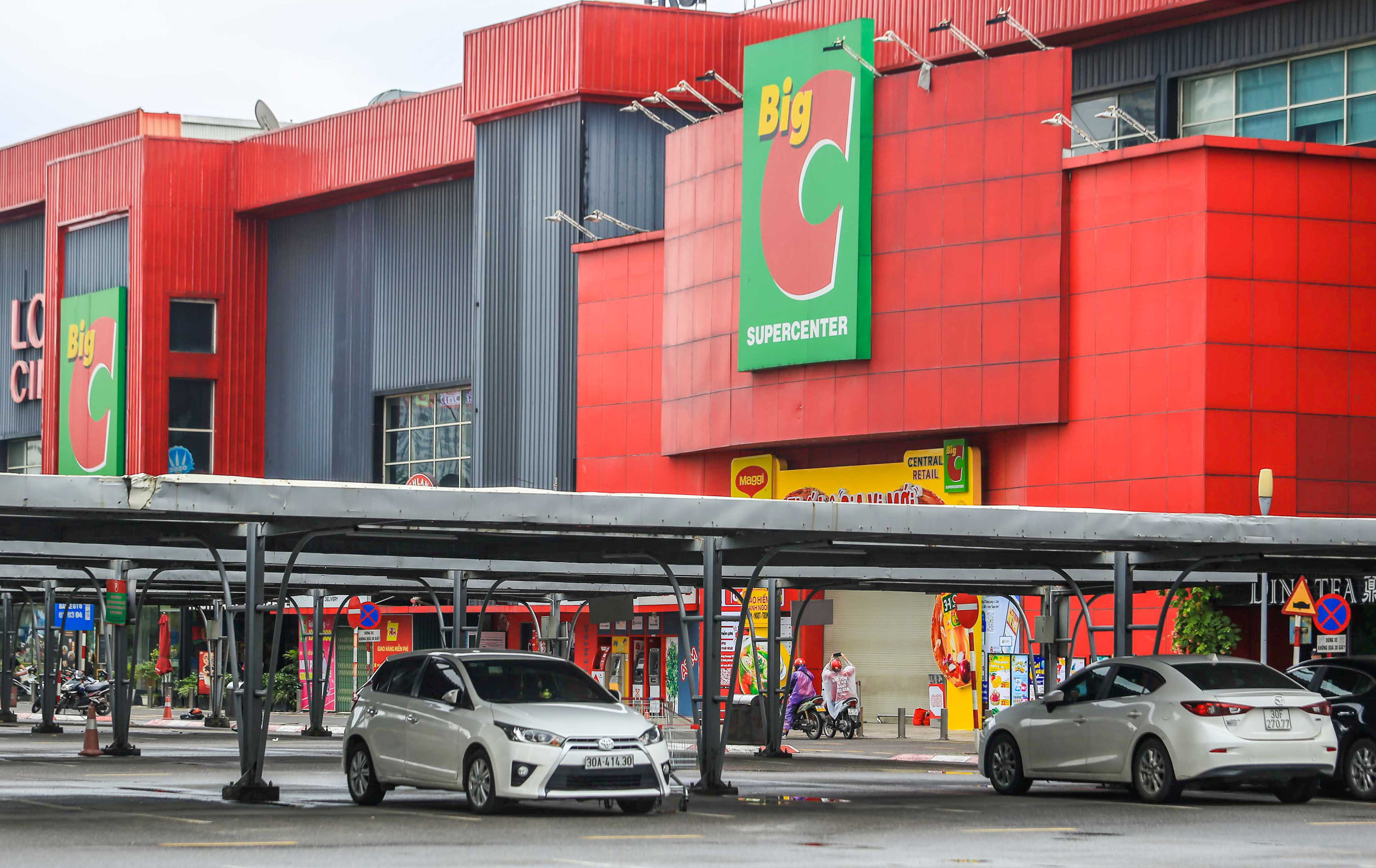 Cảnh Big C Thăng Long “cửa đóng then cài” sau khi ca dương tính SARS-CoV-2 vào mua hàng