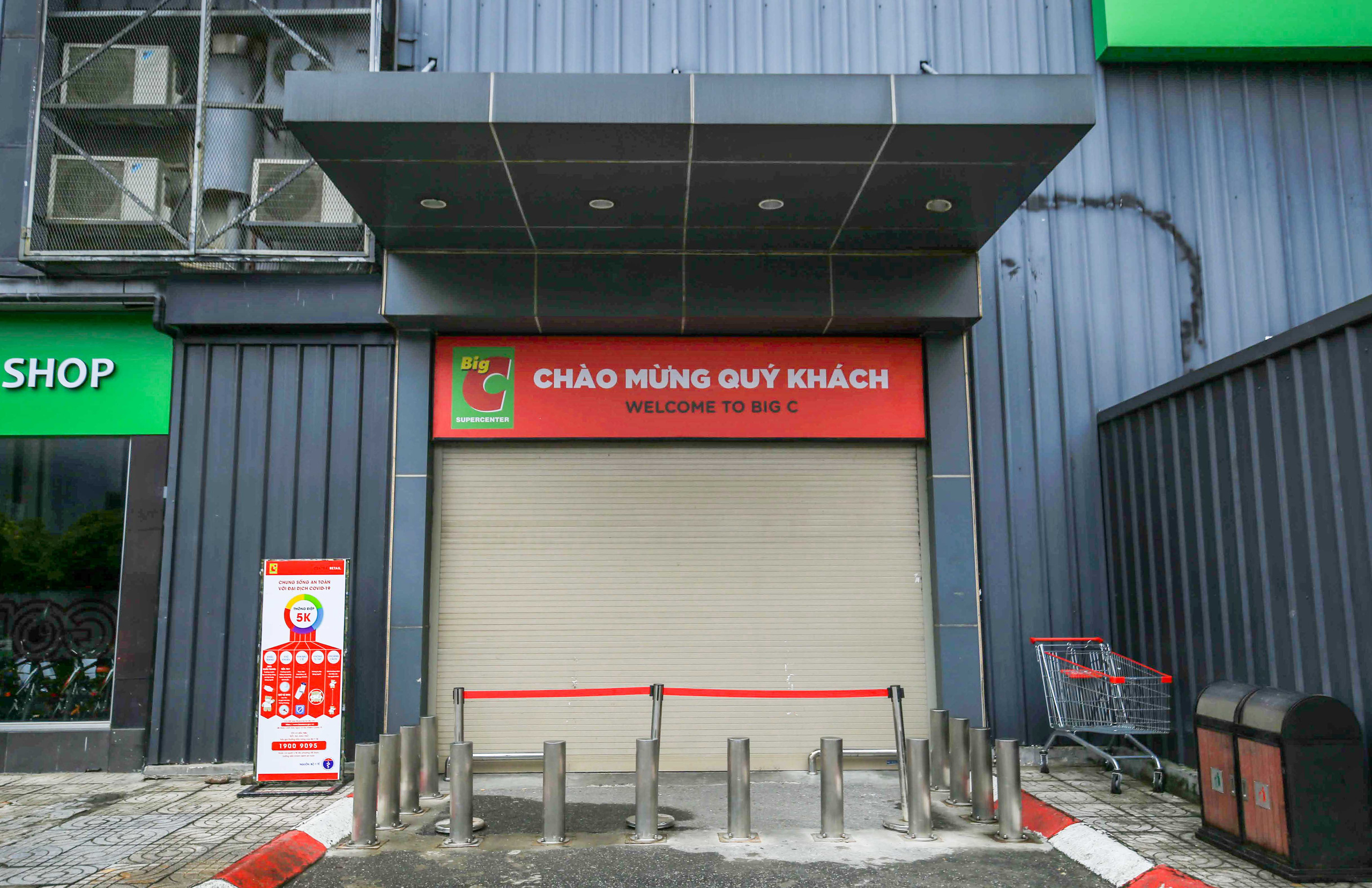 Cảnh Big C Thăng Long “cửa đóng then cài” sau khi ca dương tính SARS-CoV-2 vào mua hàng - Ảnh 2.
