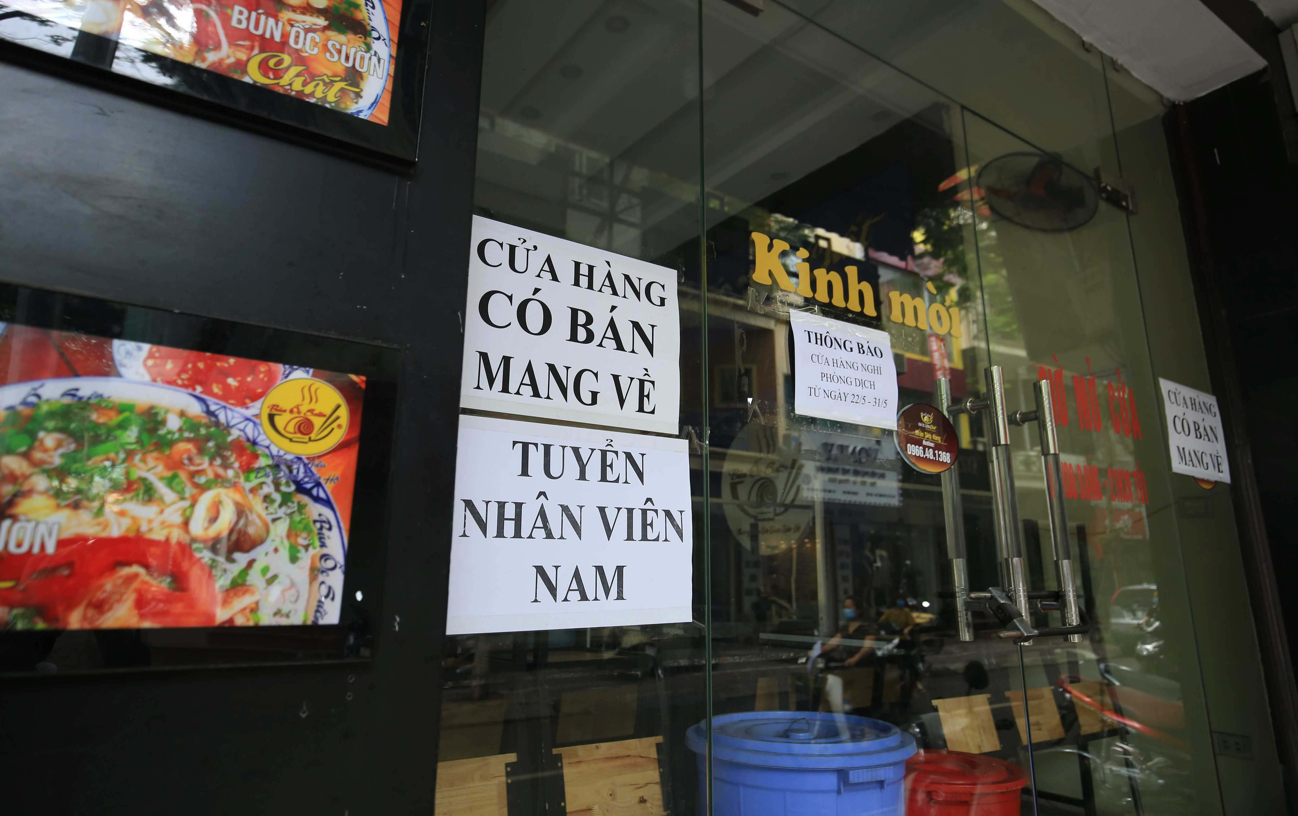 CLIP: Người dân tranh thủ đi cắt tóc, hàng quán vội dọn dẹp trước giờ G - Ảnh 12.