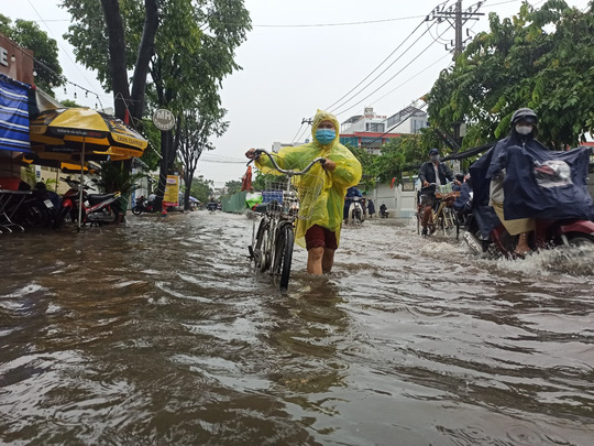 CẢNH B&Aacute;O: Nhiều tuyến đường ở TP HCM vẫn ngập s&acirc;u - Ảnh 7.