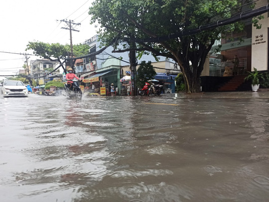 CẢNH B&Aacute;O: Nhiều tuyến đường ở TP HCM vẫn ngập s&acirc;u - Ảnh 11.