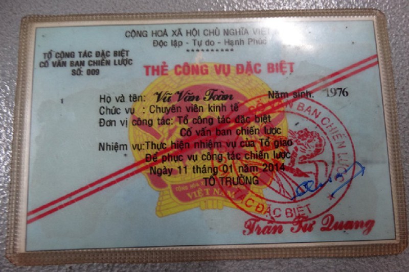 H&eacute; lộ động cơ của kẻ d&ugrave;ng thẻ c&ocirc;ng vụ đặc biệt giả đ&ograve;i gặp 5 người Trung Quốc bị c&aacute;ch ly - Ảnh 2.