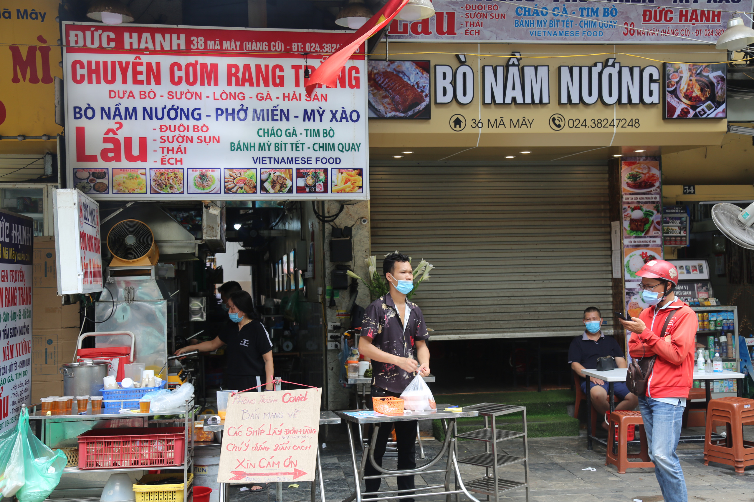 CLIP: H&agrave;ng qu&aacute;n H&agrave; Nội đồng loạt dừng hoạt động, chỉ b&aacute;n mang về - Ảnh 8.