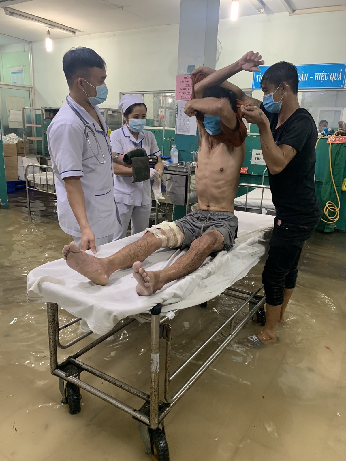 TP HCM: Bác sĩ xắn quần, lội nước bì bõm cấp cứu người bệnh - Ảnh 5.