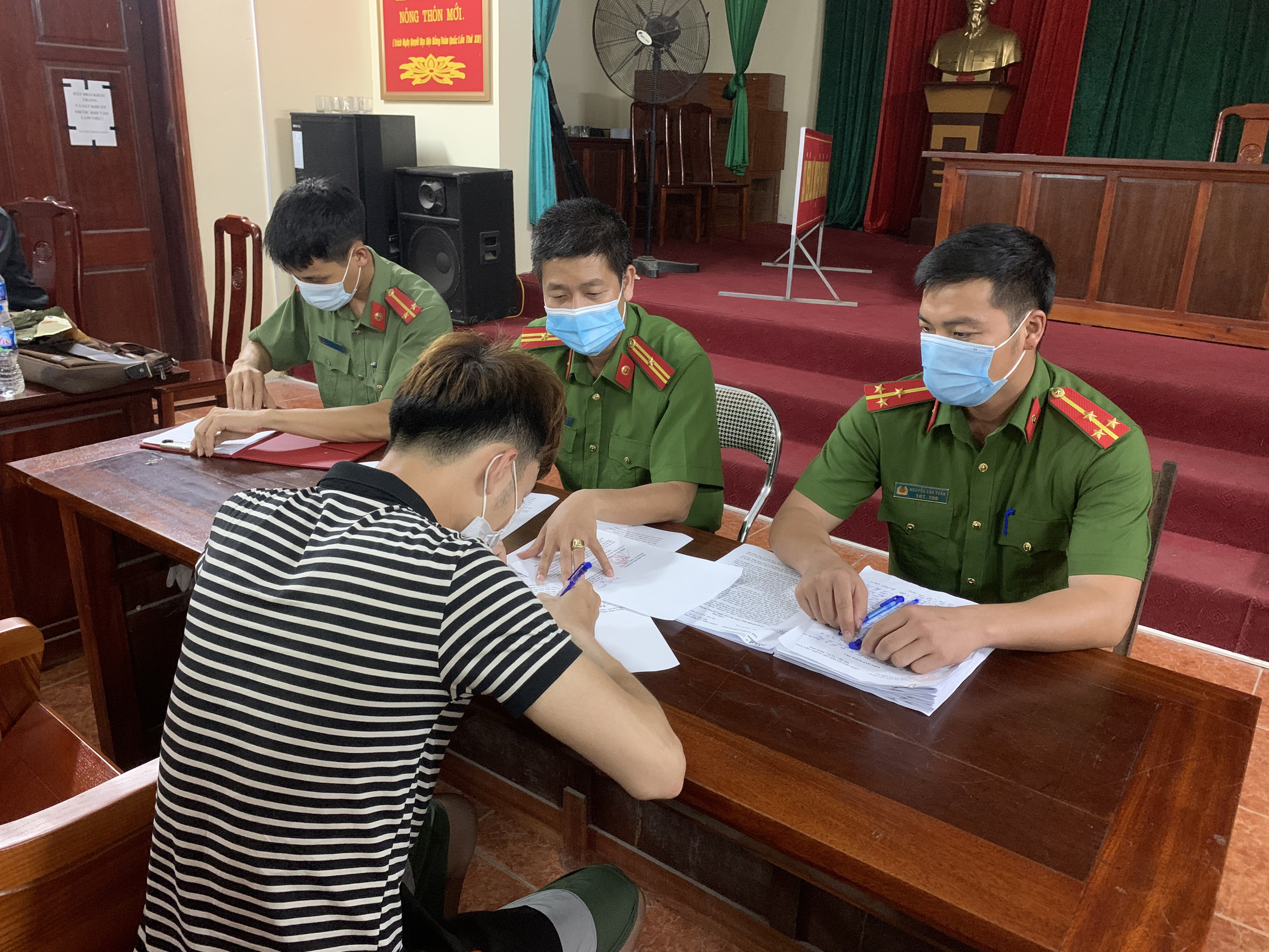 Chủ quán và nhóm chơi bi-a ở tâm dịch Covid-19 bị phạt gần 100 triệu đồng