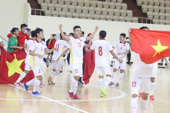 Nữ trọng t&agrave;i xinh đẹp mang may mắn đến tuyển futsal Việt Nam - Ảnh 6.