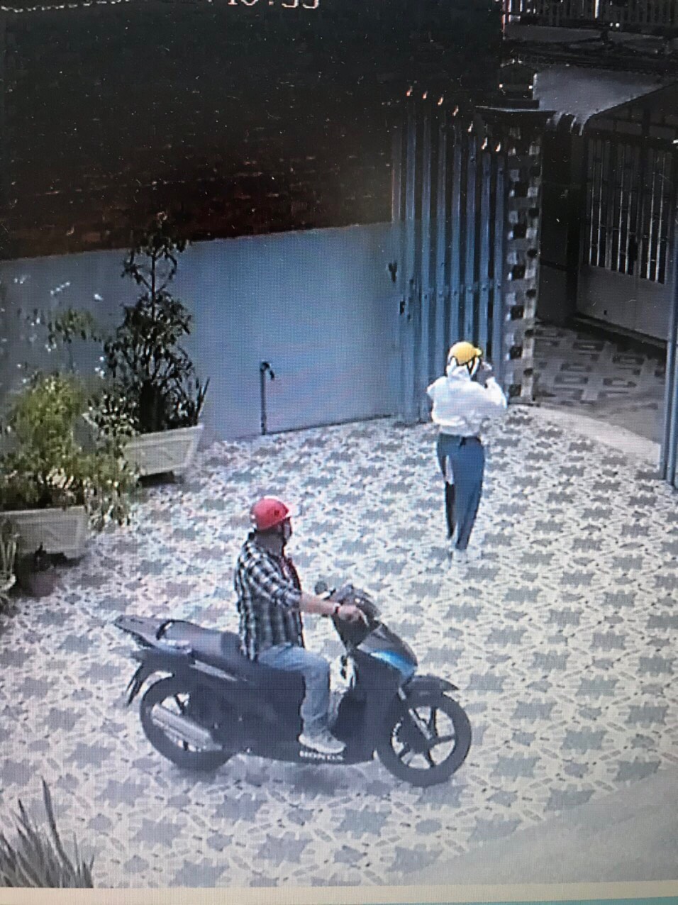 Nố Việt kiều Mỹ gạ gẫn người phụ nữ đi chơi rồi chiếm đoạt gần nửa tỉ đồng - Ảnh 3.