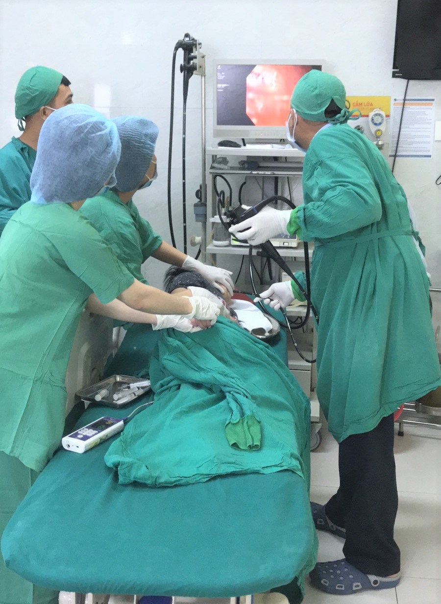 Bé trai suýt mất mạng vì bắt chước ảo thuật gia nuốt đồng xu