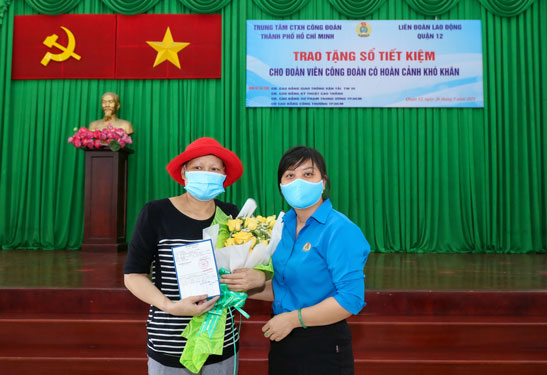 Trao sổ tiết kiệm cho đo&agrave;n vi&ecirc;n kh&oacute; khăn - Ảnh 1.