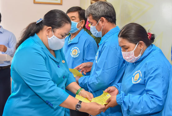 Tặng thẻ BHYT cho đo&agrave;n vi&ecirc;n nghiệp đo&agrave;n - Ảnh 1.
