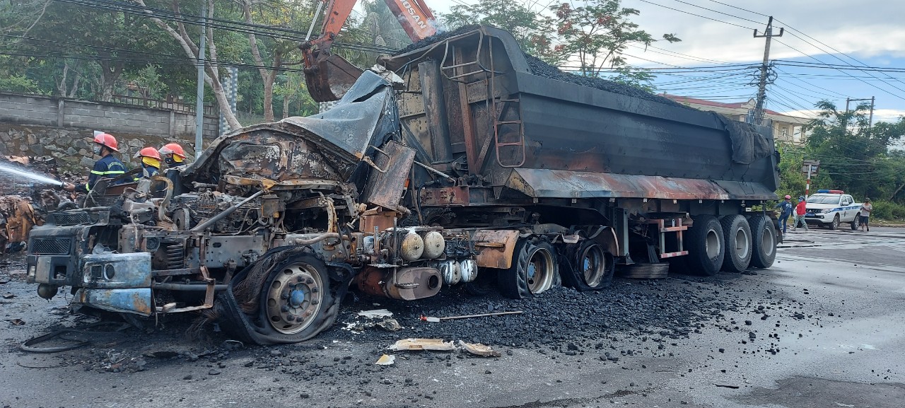 Lửa b&ugrave;ng l&ecirc;n ng&ugrave;n ngụt sau c&uacute; t&ocirc;ng mạnh của xe đầu k&eacute;o v&agrave;o container - Ảnh 3.