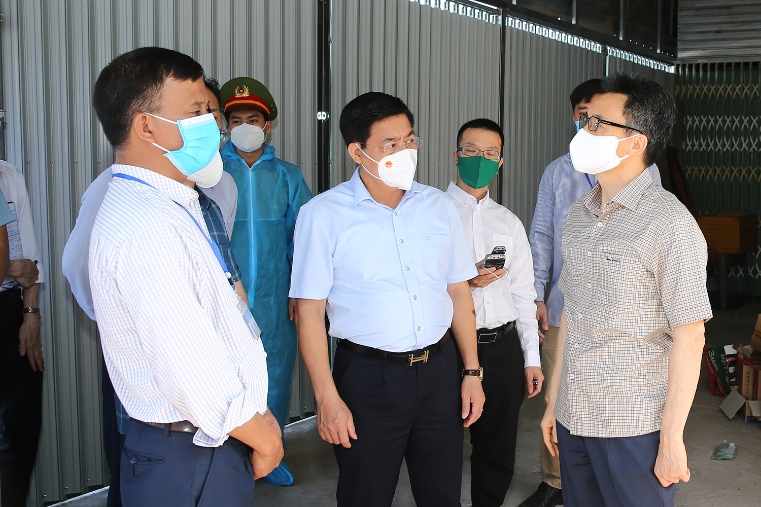 Ch&ugrave;m ảnh: Ph&oacute; Thủ tướng Vũ Đức Đam thị s&aacute;t tại t&acirc;m dịch Bắc Giang - Ảnh 4.