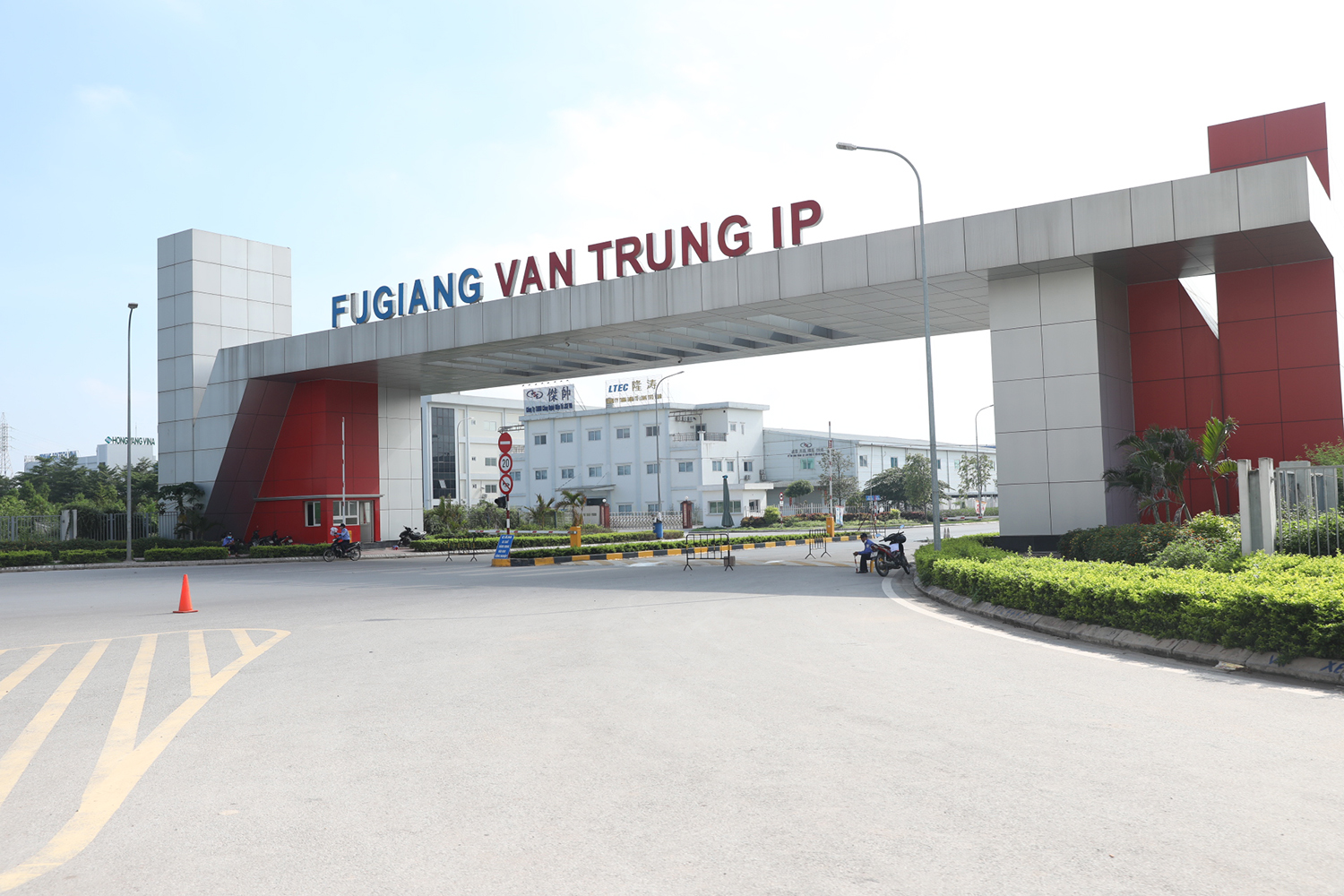 Ch&ugrave;m ảnh: Ph&oacute; Thủ tướng Vũ Đức Đam thị s&aacute;t tại t&acirc;m dịch Bắc Giang - Ảnh 8.