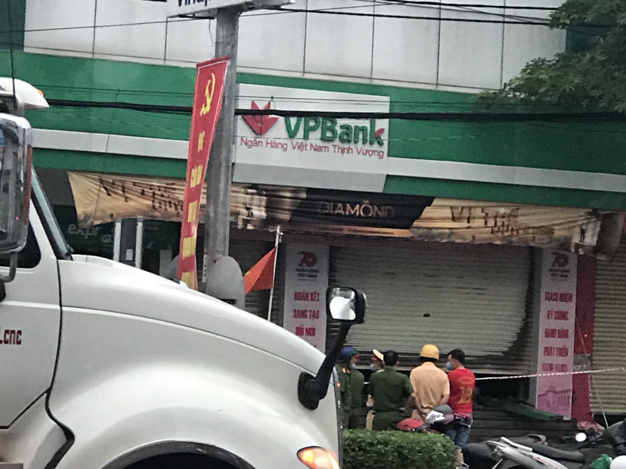 CLIP: Cháy lớn tại trụ sở chi nhánh ngân hàng