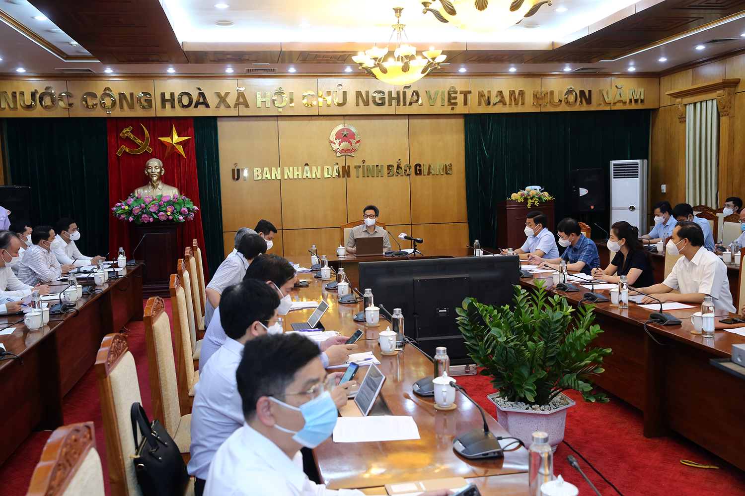 Ch&ugrave;m ảnh: Ph&oacute; Thủ tướng Vũ Đức Đam thị s&aacute;t tại t&acirc;m dịch Bắc Giang - Ảnh 9.