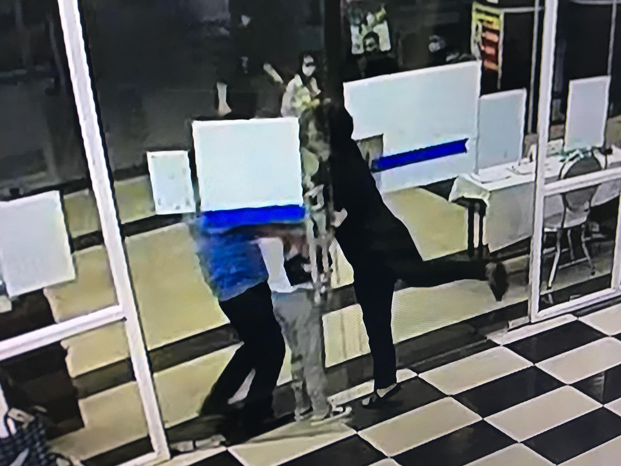 Được nhắc nhở phòng dịch Covid-19, người nhà bệnh nhân hành hung bảo vệ bệnh viện