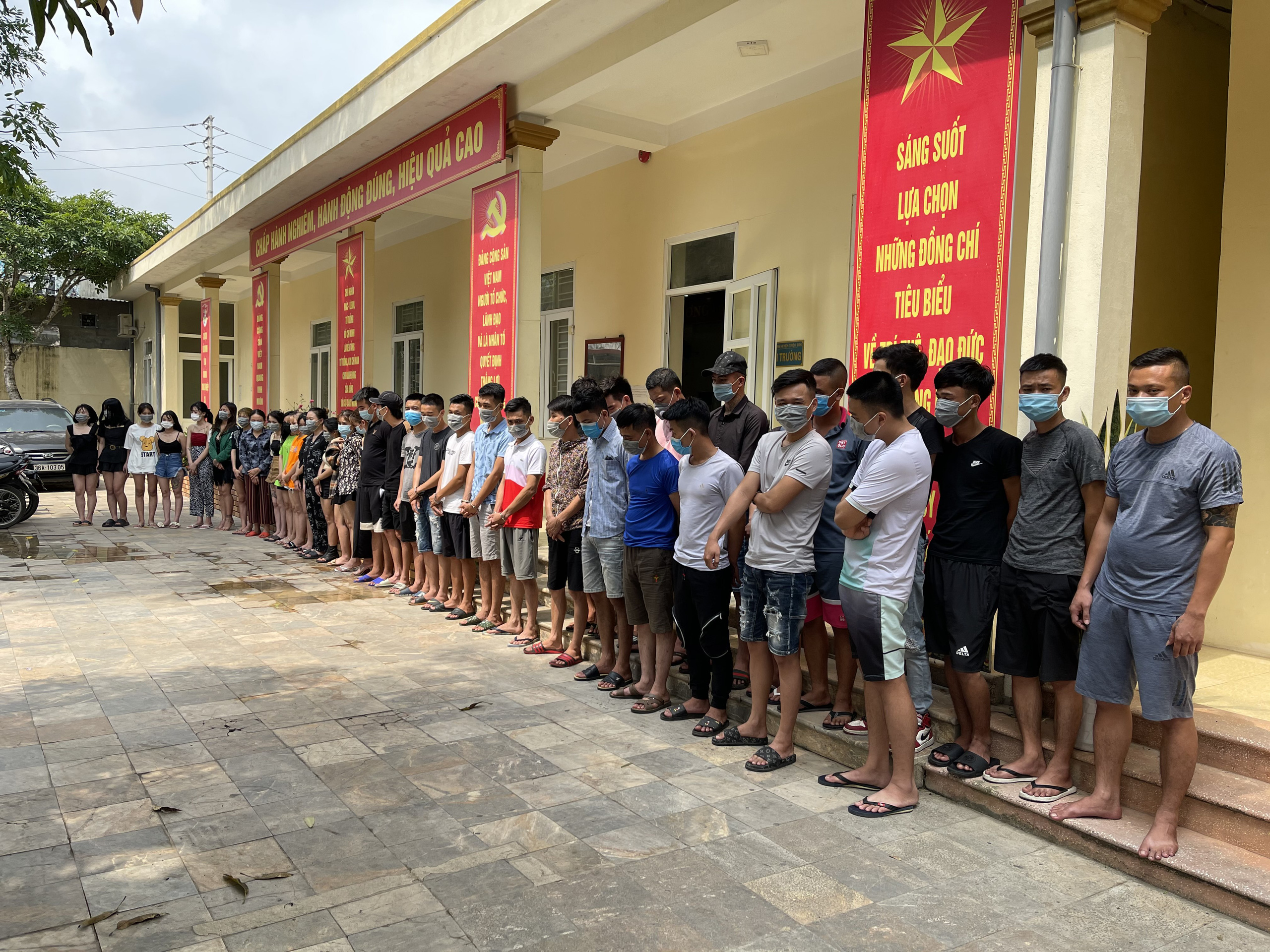 Vụ 40 nam, nữ th&aacute;c loạn ma t&uacute;y giữa dịch Covid-19: Tạm giữ h&igrave;nh sự 6 người - Ảnh 1.