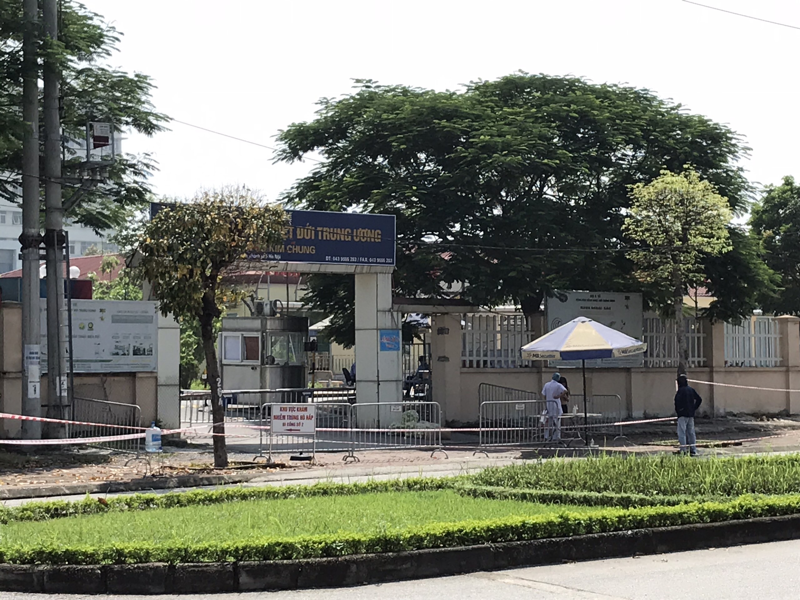 Bộ Y tế gỡ cách ly, lãnh đạo Bệnh viện Bệnh Nhiệt đới tự nguyện gia hạn thêm 2 tuần - Ảnh 1.