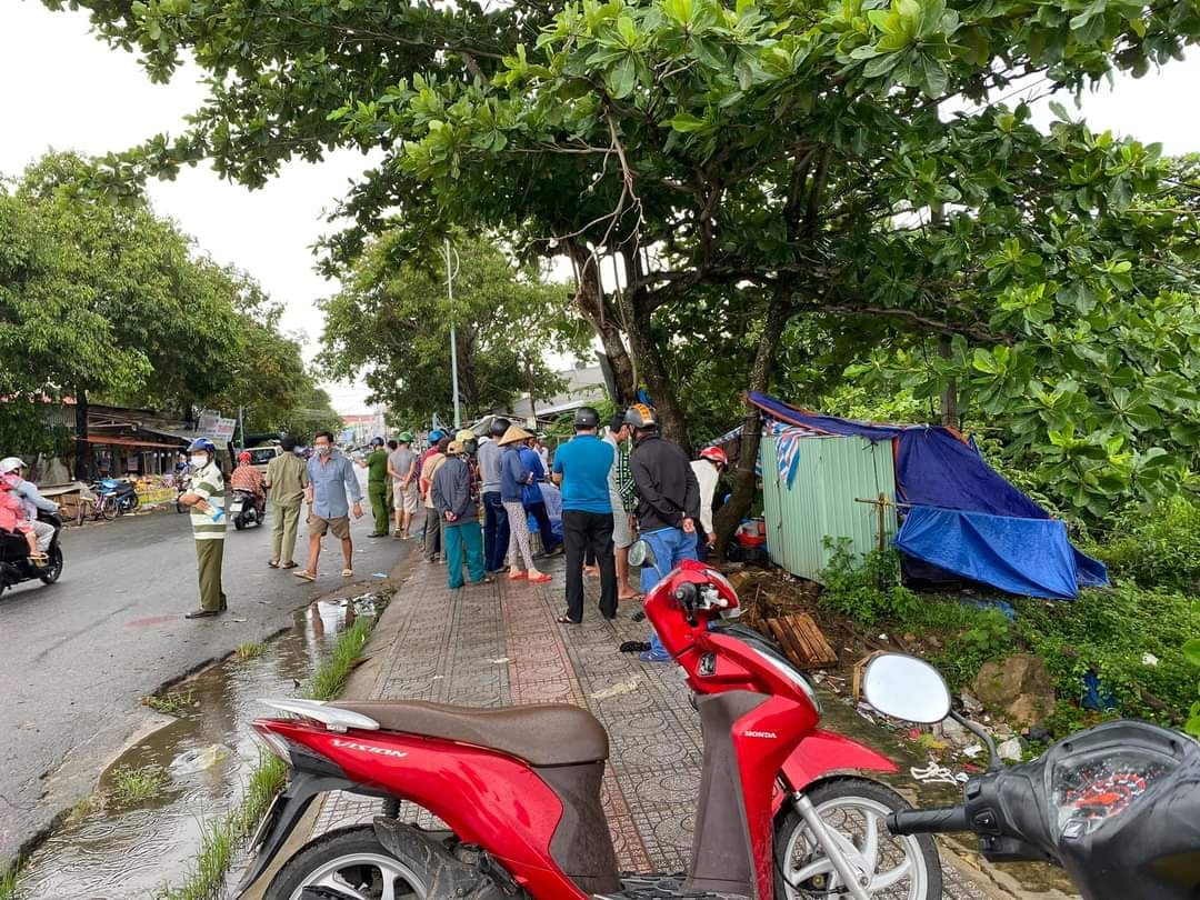 Tìm người thân thi thể người đàn ông nằm dưới rạch ở Phú Quốc - Ảnh 2.