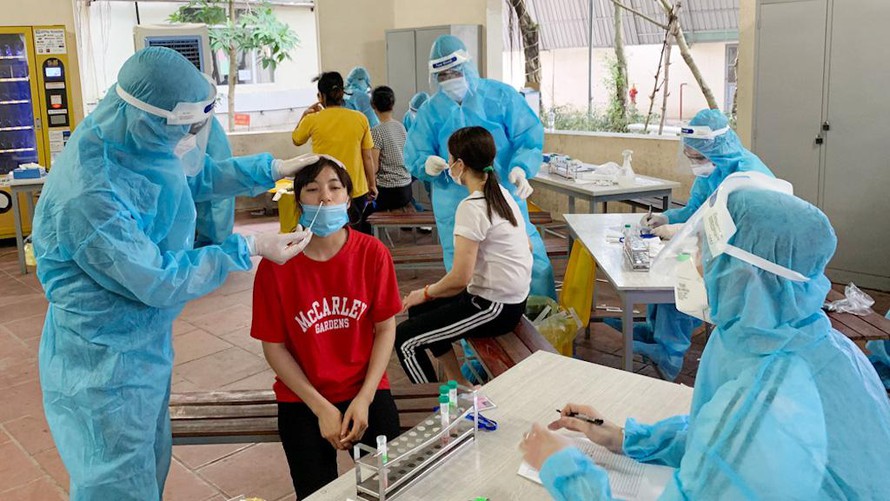 3 cán bộ y tế tuyến đầu dương tính SARS-CoV-2
