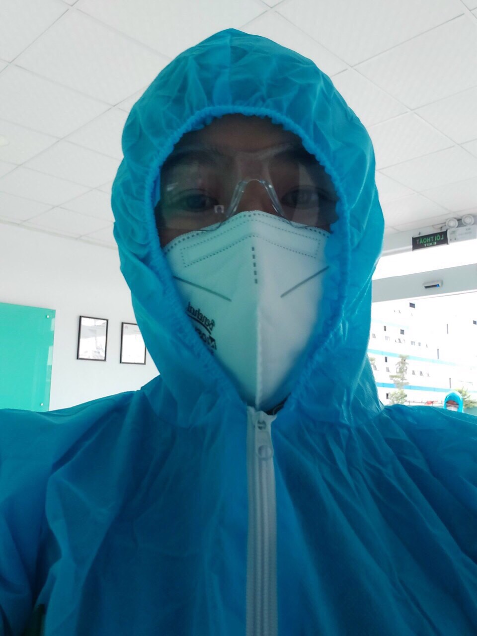 X&uacute;c động h&igrave;nh ảnh nữ c&aacute;n bộ C&ocirc;ng đo&agrave;n lăn xả trong t&acirc;m dịch - Ảnh 1.