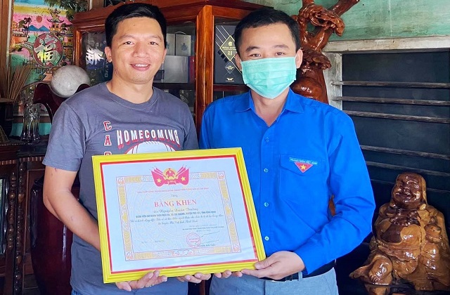 Trung ương Đoàn tặng bằng khen cho tài xế Bình Định đã có hành động đẹp - Ảnh 2.