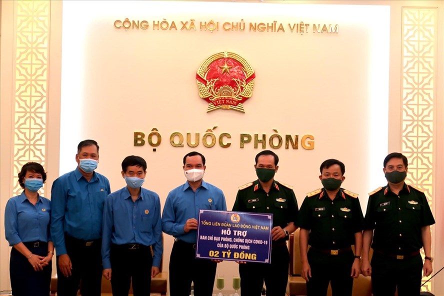 Tổng Liên đoàn Lao động Việt Nam trao 3 tỉ đồng hỗ trợ tuyến đầu chống dịch Covid-19