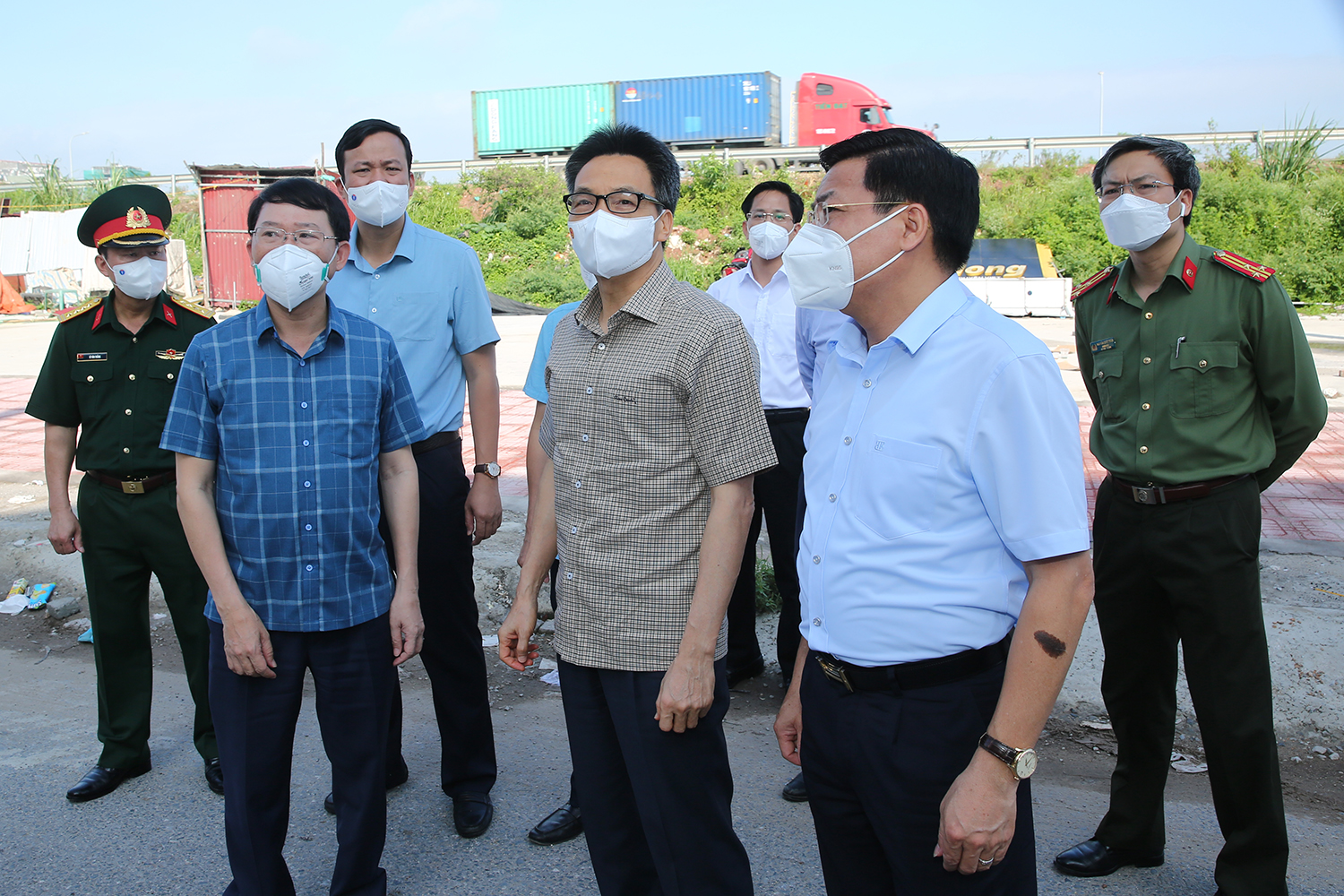 Ch&ugrave;m ảnh: Ph&oacute; Thủ tướng Vũ Đức Đam thị s&aacute;t tại t&acirc;m dịch Bắc Giang - Ảnh 1.