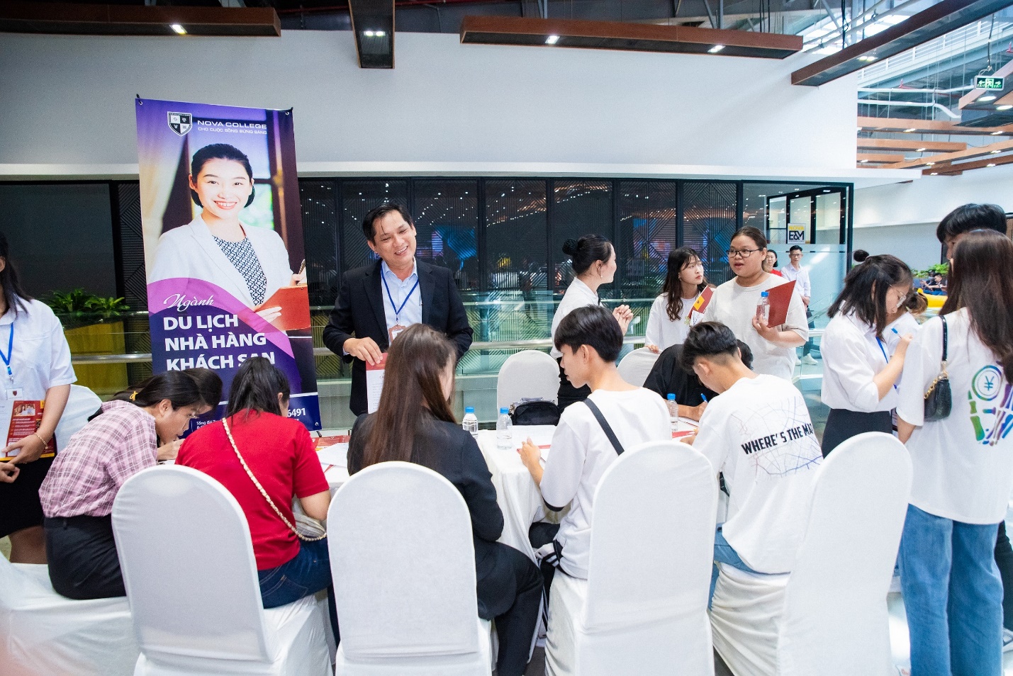 Nova College đào tạo nhóm ngành thời thượng: Du lịch, nhà hàng, khách sạn - Ảnh 1.