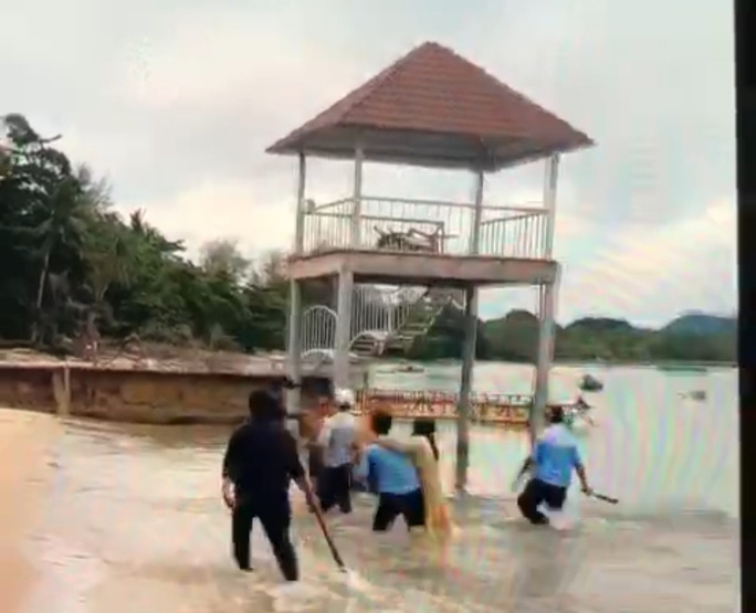 Dẹp nạn độc chiếm bãi biển