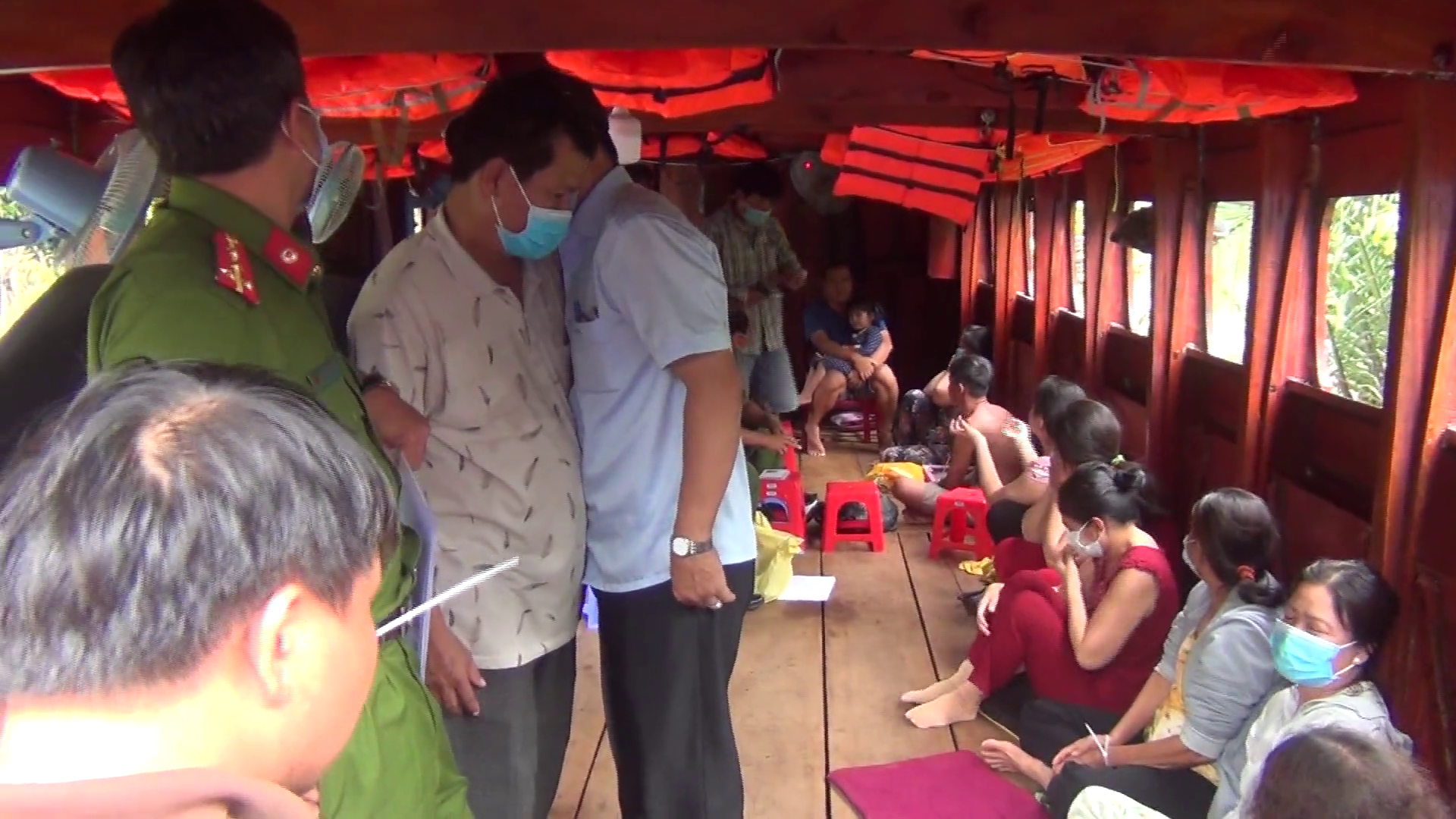 CLIP: Bắt tại trận 13 “quý bà” làm liều trên tàu du lịch