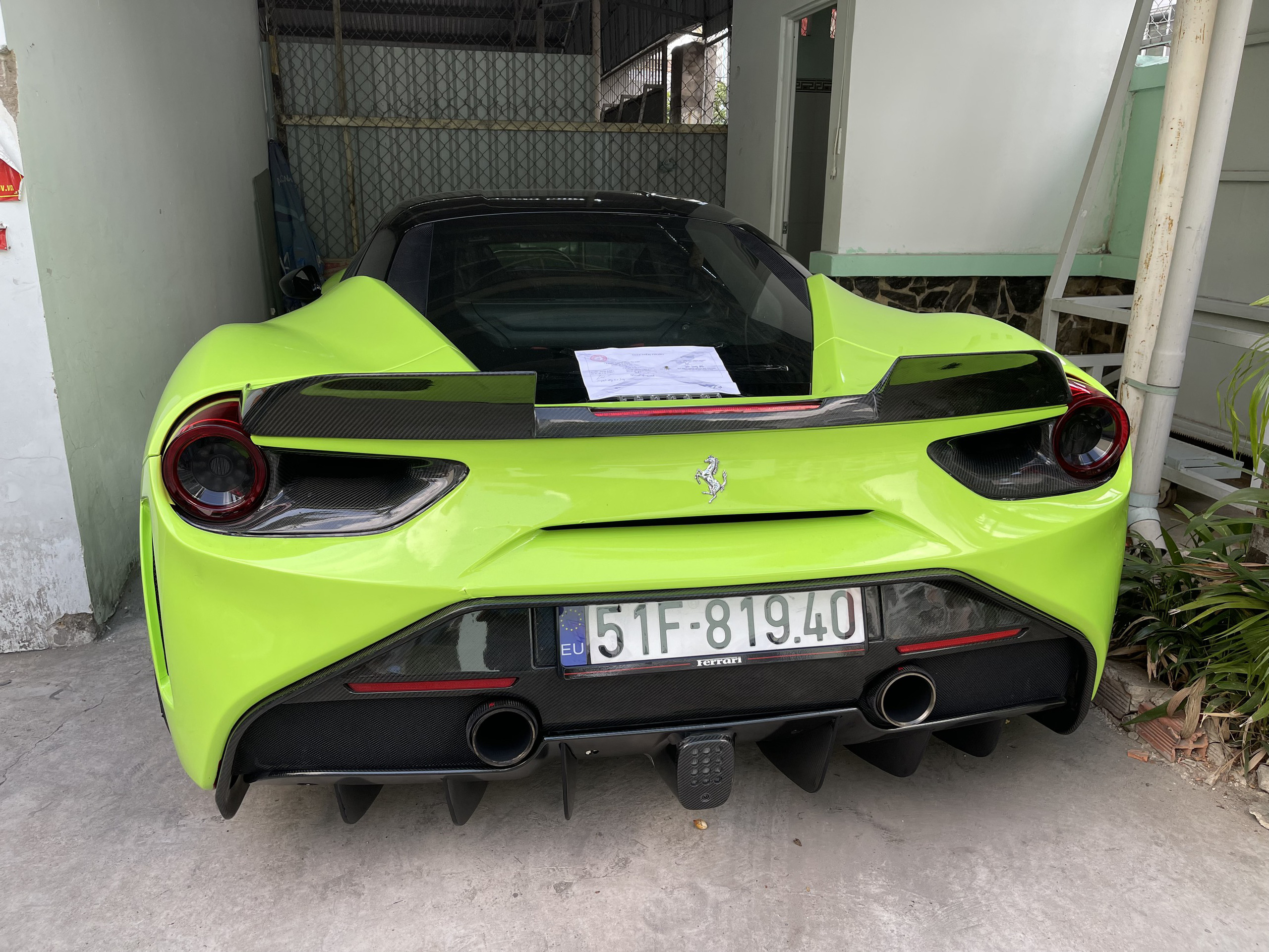 Vụ nam thanh niên lái Ferrari chống đối CSGT: Phạt tài xế và chủ xe hơn 19 triệu đồng