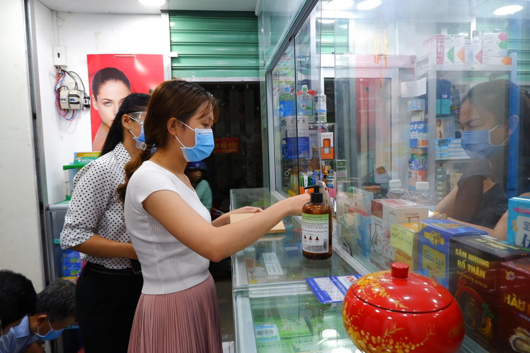 KHẨN: Cấp tập truy vết trong đ&ecirc;m về ca nghi mắc Covid-19 l&agrave;m việc tại Ph&uacute; Nhuận - Ảnh 2.
