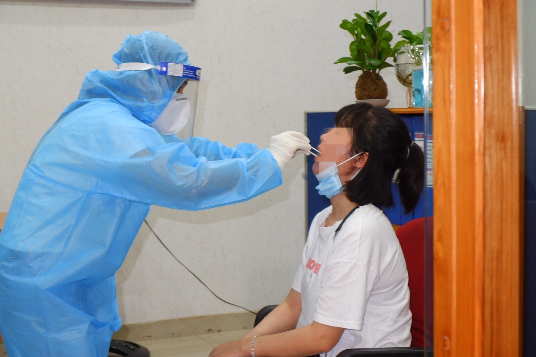 KHẨN: Cấp tập truy vết trong đ&ecirc;m về ca nghi mắc Covid-19 l&agrave;m việc tại Ph&uacute; Nhuận - Ảnh 1.