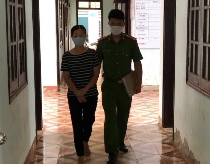 Đắk N&ocirc;ng bắt giữ 1 phụ nữ nợ như ch&uacute;a chổm - Ảnh 1.