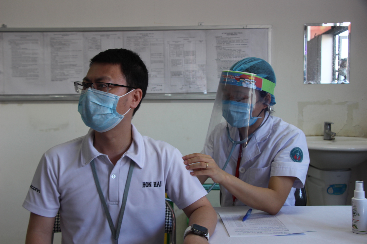 CLIP: Bắt đầu chiến dịch ti&ecirc;m vắc-xin Covid-19 cho h&agrave;ng trăm ng&agrave;n c&ocirc;ng nh&acirc;n ở t&acirc;m dịch - Ảnh 4.