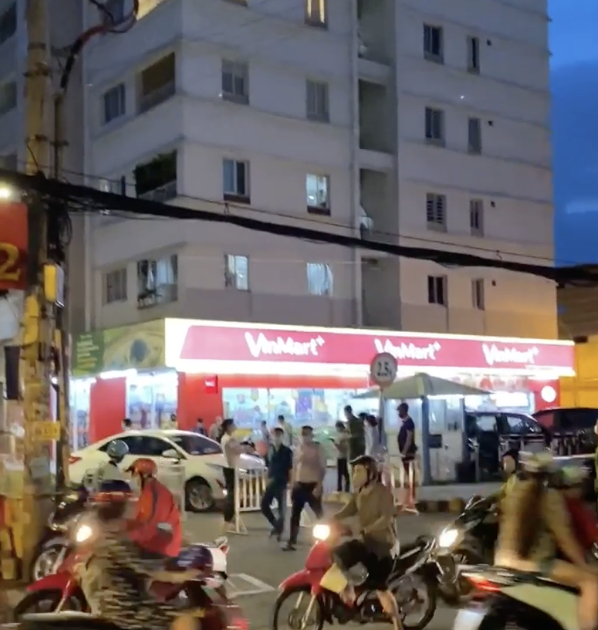 TP HCM: Phong tỏa chung cư Sen Xanh trong đêm, liên quan thai phụ nghi mắc Covid-19