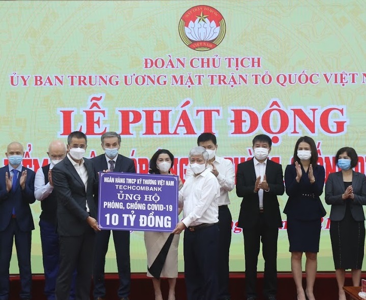Techcombank tiếp tục ủng hộ 10 tỉ đồng để phòng chống và đẩy lùi dịch Covid-19 - Ảnh 1.