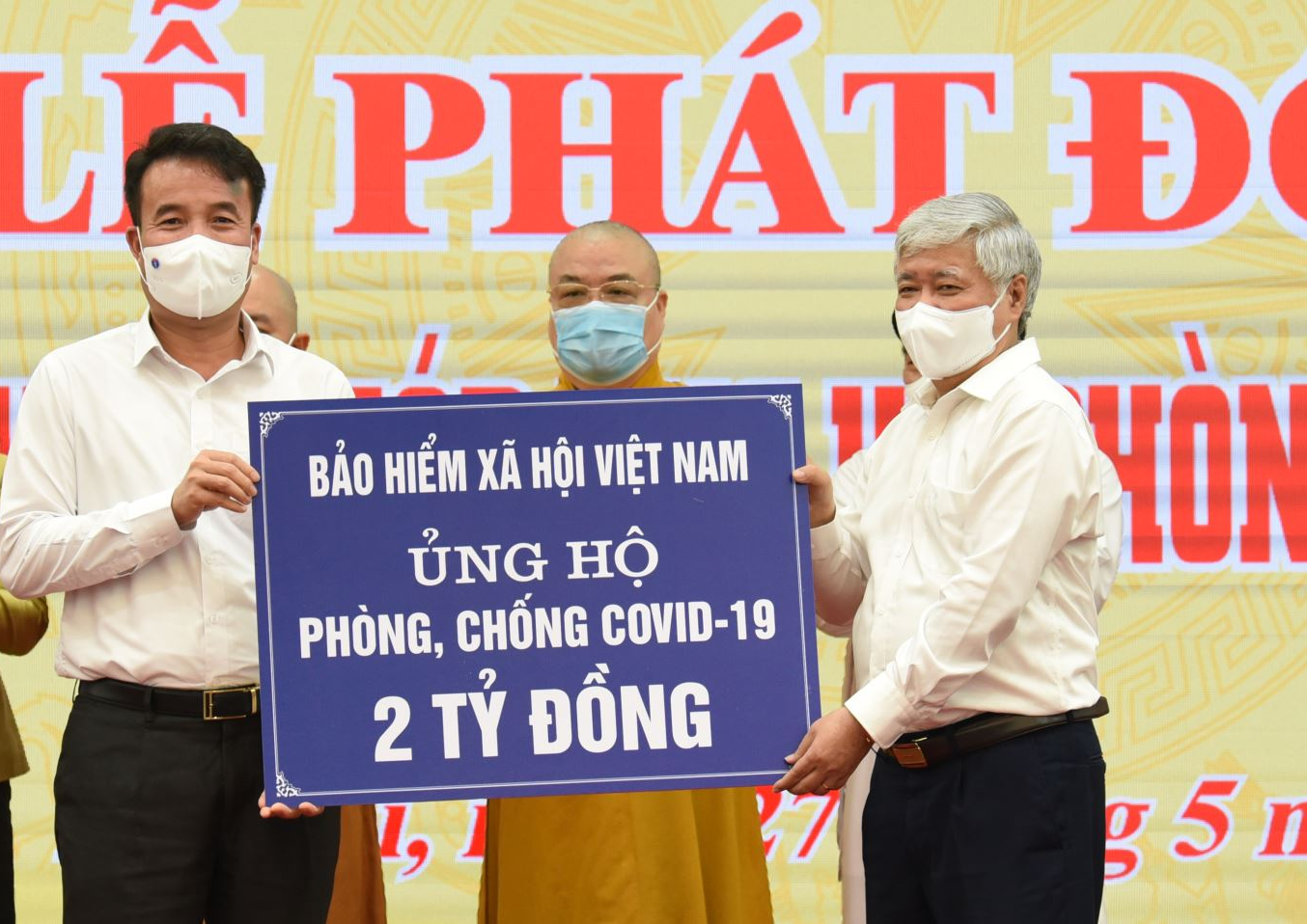 BHXH Việt Nam trao 2 tỉ đồng ủng hộ phòng chống dịch Covid-19