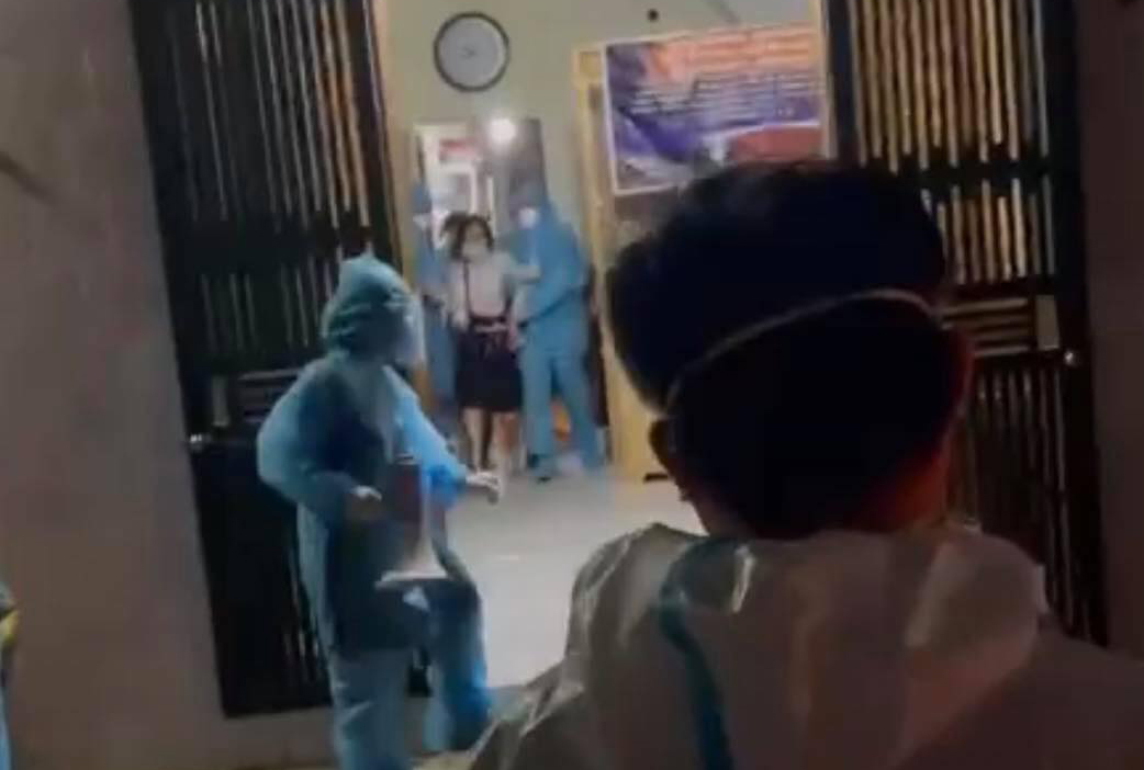 CLIP: Người phụ nữ F1 cố thủ nhiều giờ không đi cách ly, phải điều xe thang để lên tầng 3 cưỡng chế