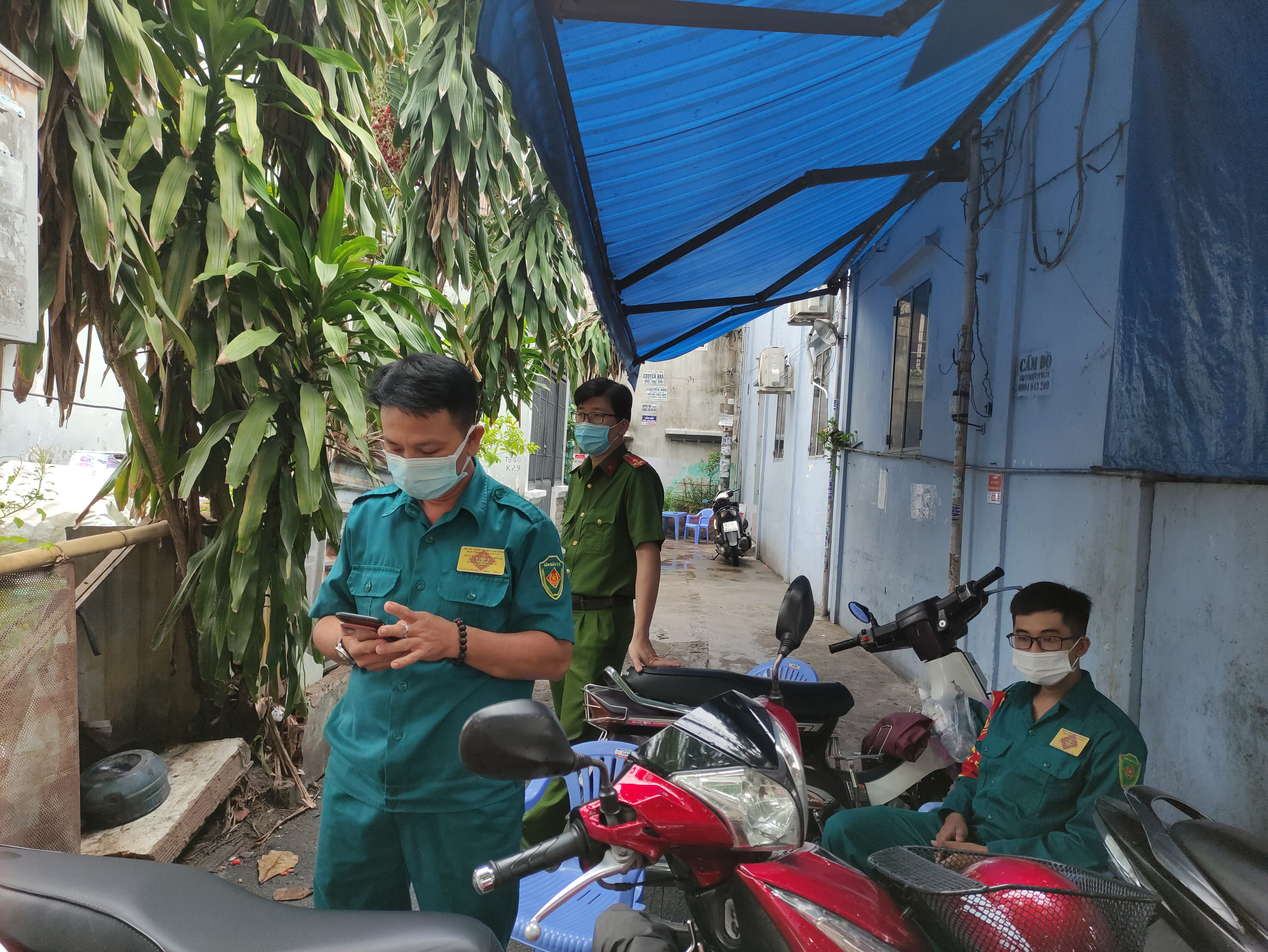 TP HCM: Khoanh v&ugrave;ng 3 con hẻm ở quận G&ograve; Vấp, li&ecirc;n quan ch&ugrave;m ca nghi mắc Covid-19 - Ảnh 6.